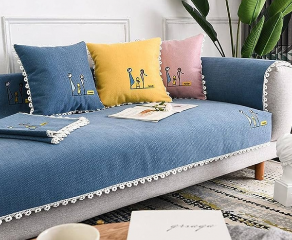 Sofa dengan bantal-bantal bordir atau berenda
